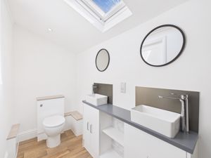 Ensuite 2- click for photo gallery
